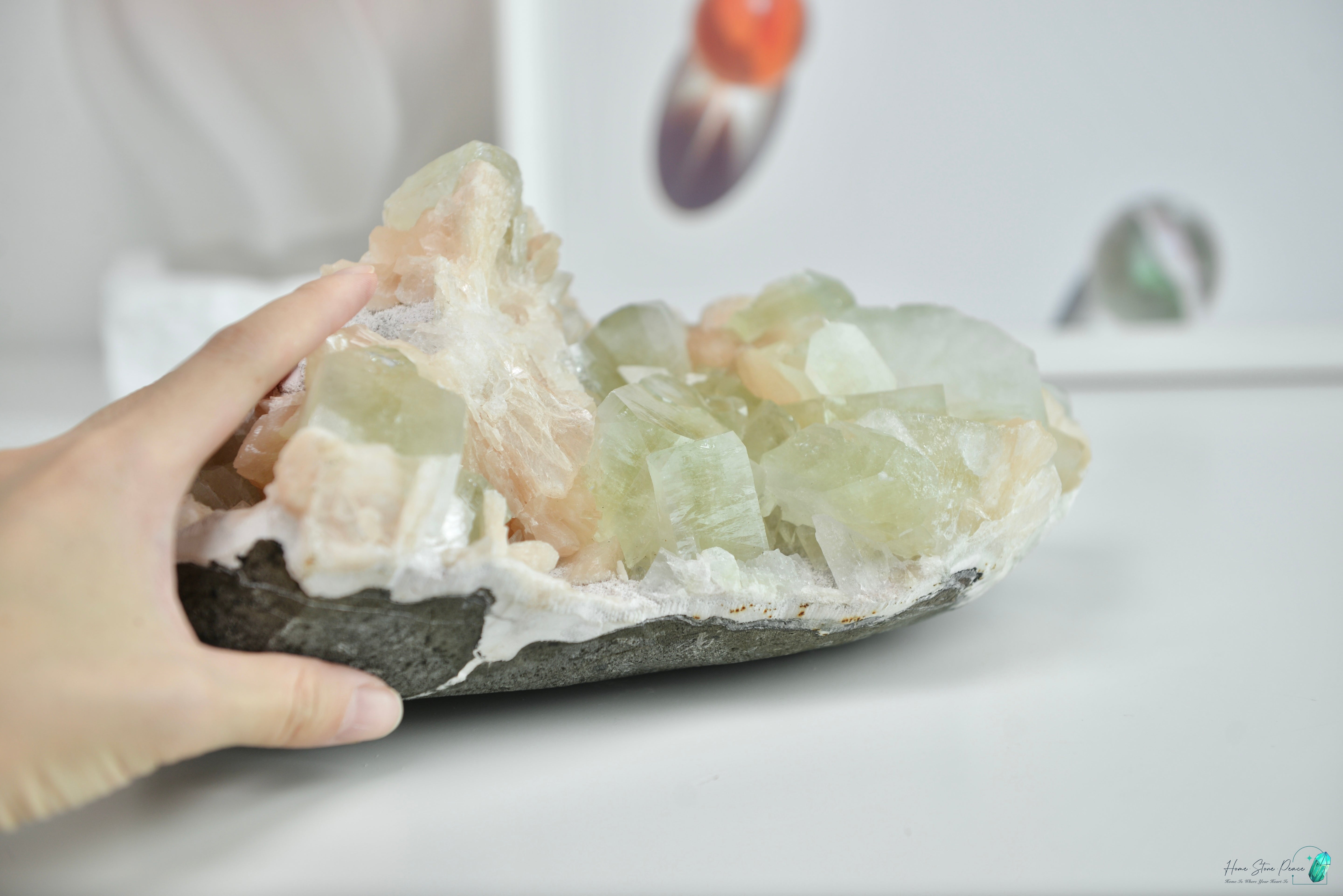 精品印度大顆綠魚眼石橙輝沸石共生原石 Green Apophyllite with Peach Stilbite Cluster