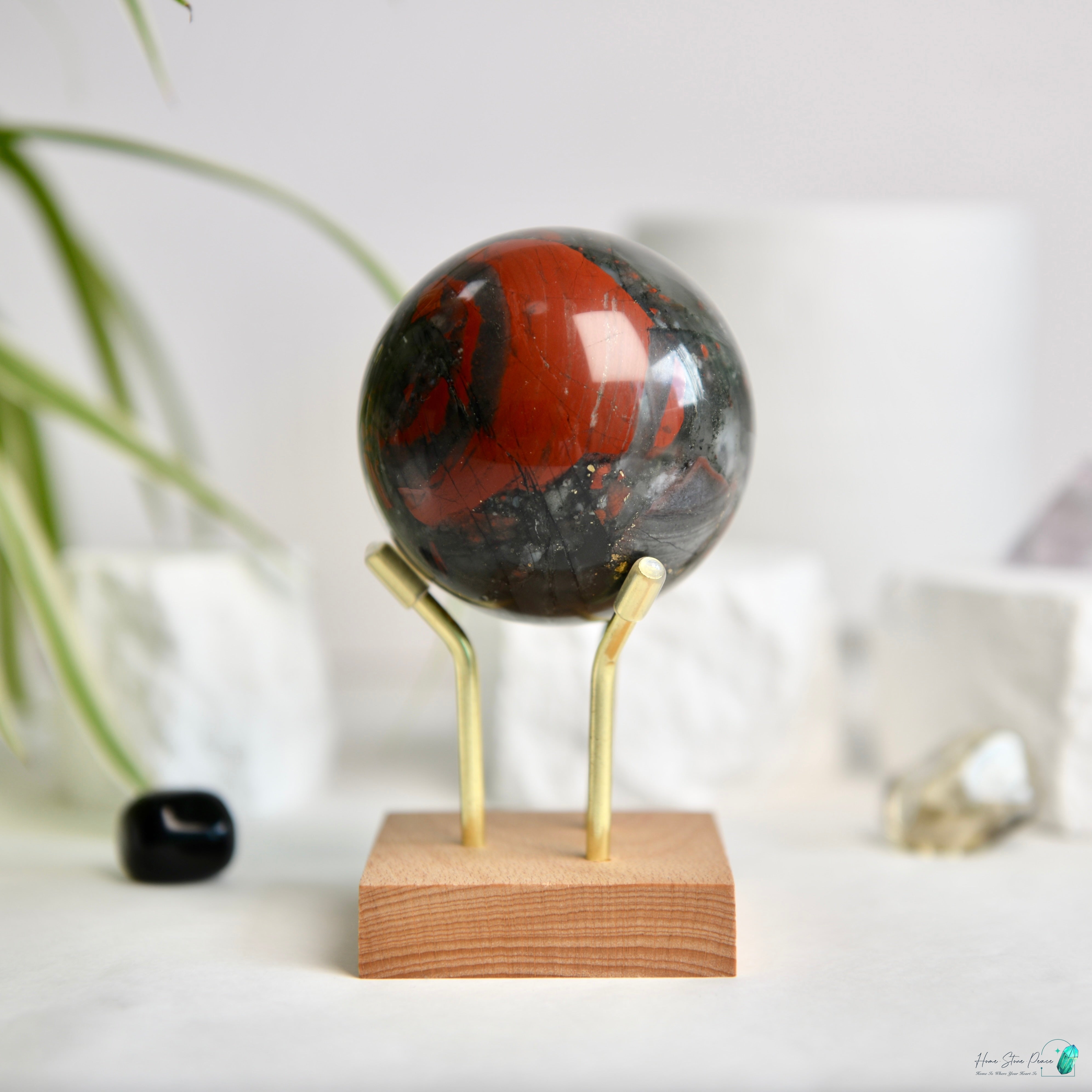 黃鐵礦共生血石球 Bloodstone Sphere with Pyrite Inclusion