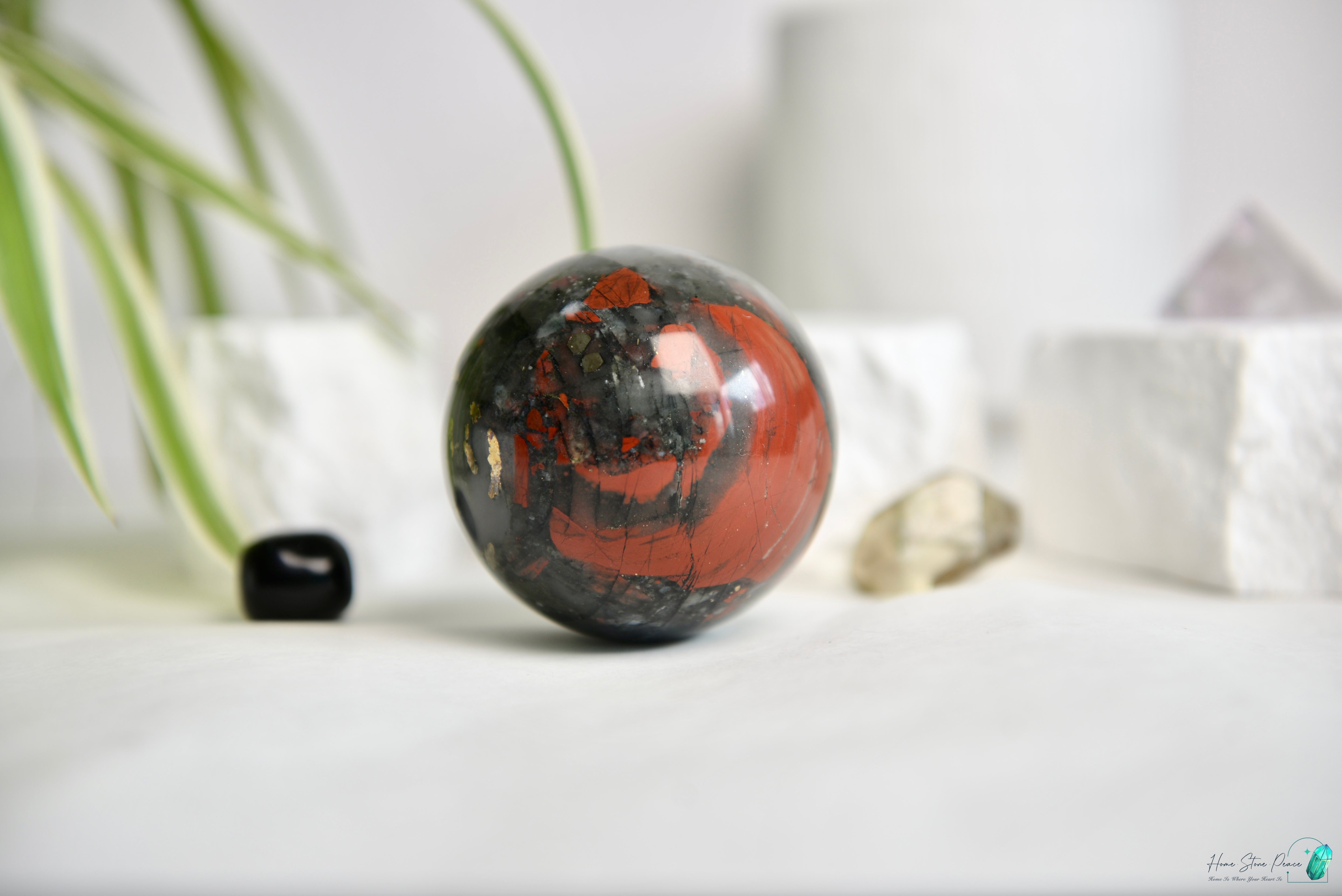 黃鐵礦共生血石球 Bloodstone Sphere with Pyrite Inclusion