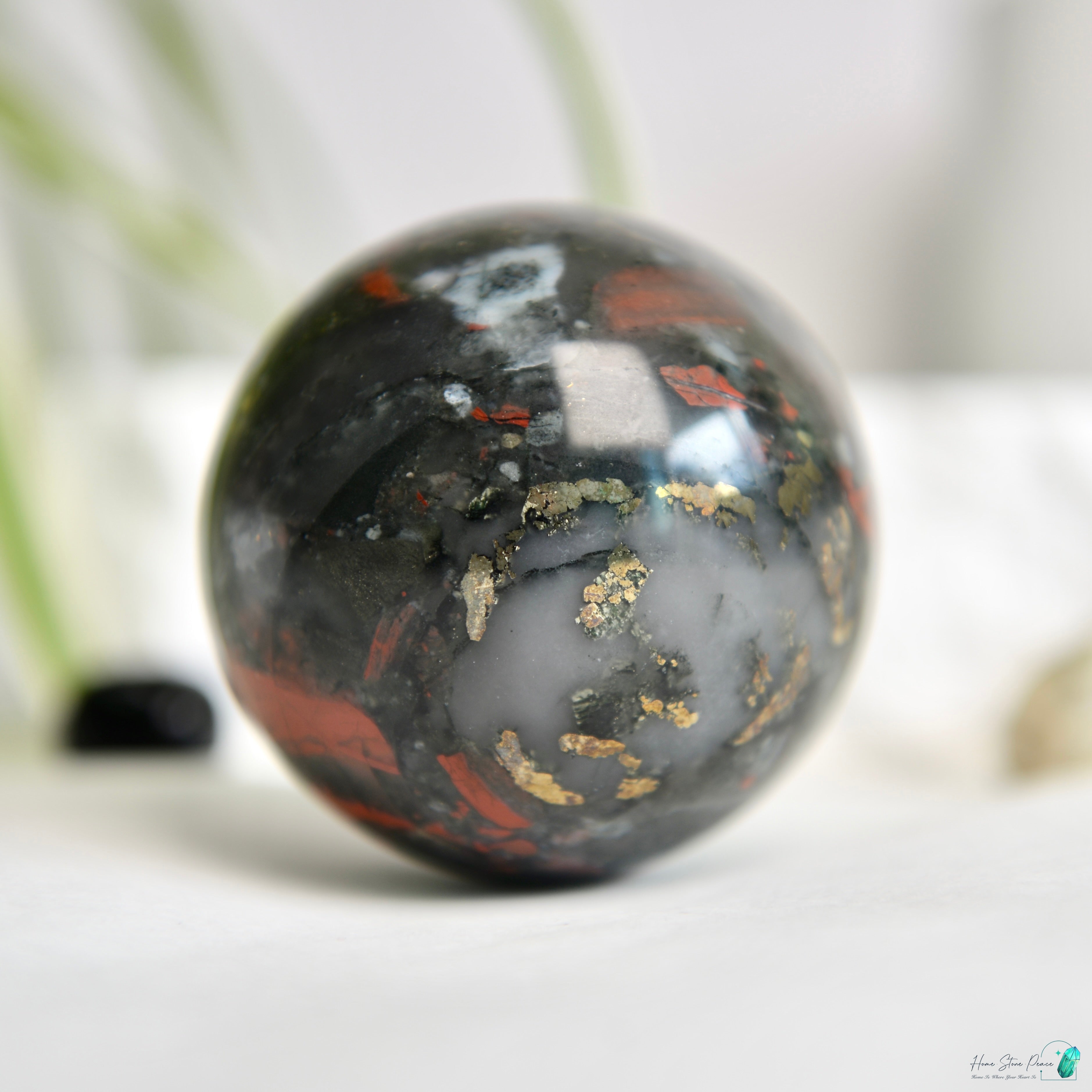 黃鐵礦共生血石球 Bloodstone Sphere with Pyrite Inclusion