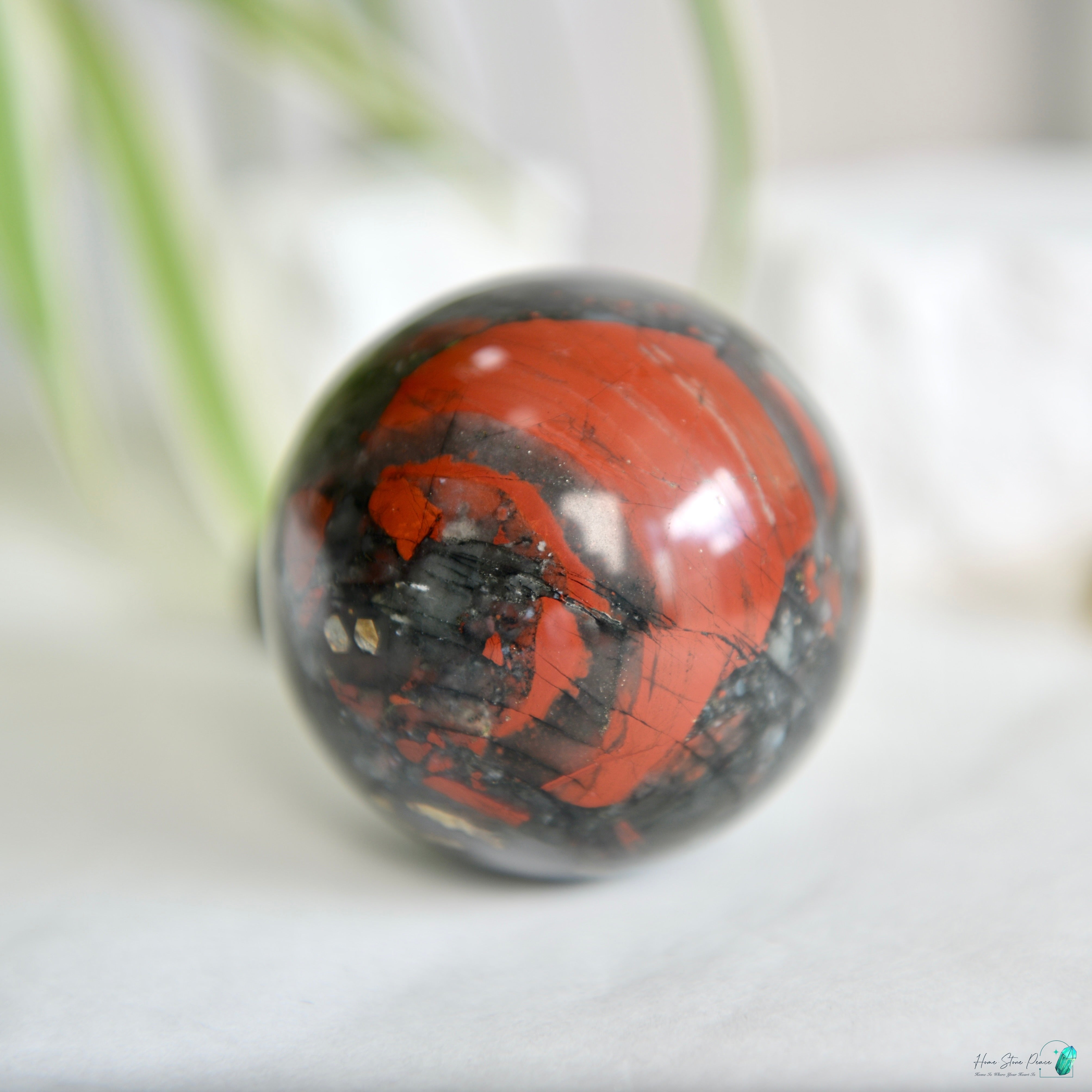 黃鐵礦共生血石球 Bloodstone Sphere with Pyrite Inclusion