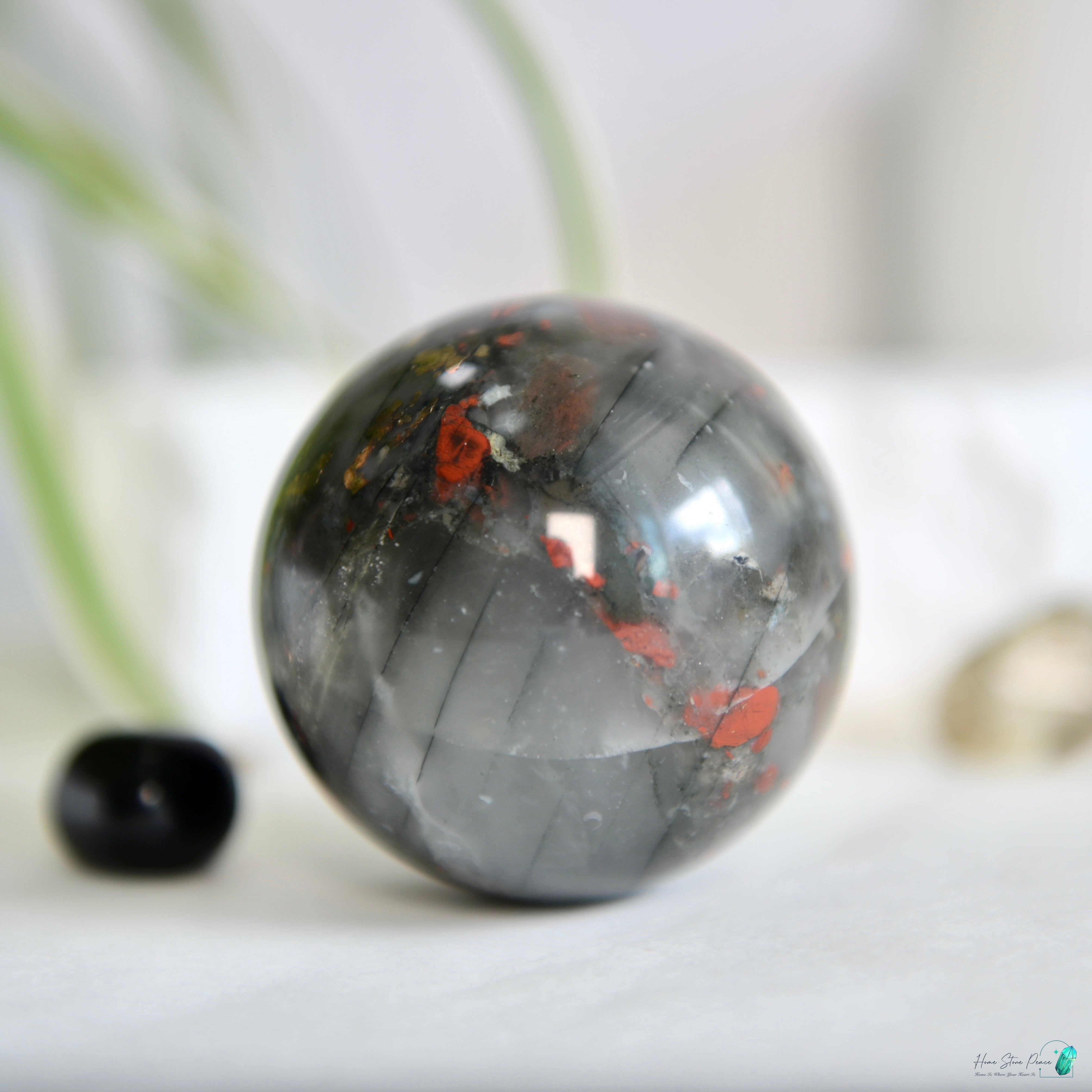 黃鐵礦共生血石球 Bloodstone Sphere with Pyrite Inclusion