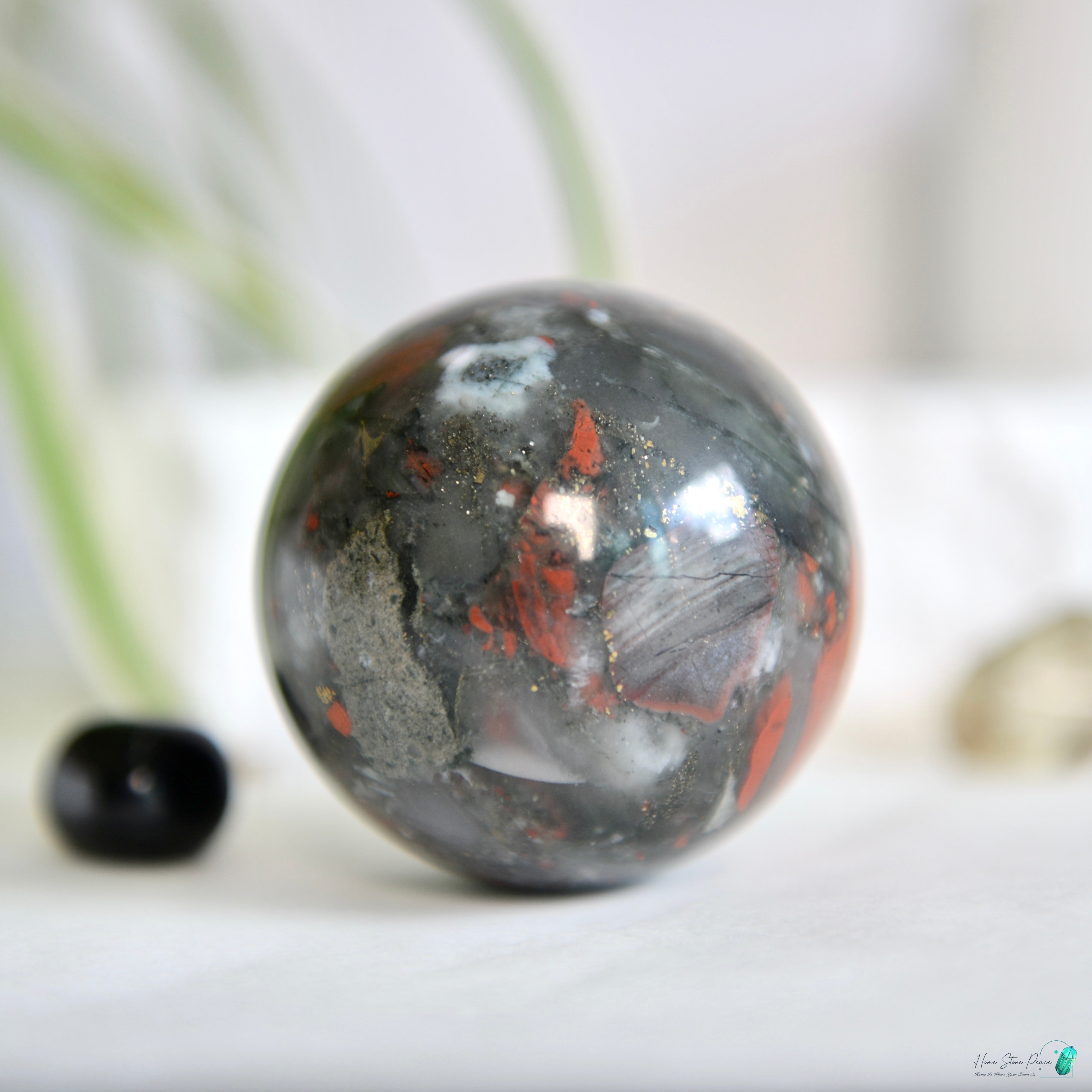 黃鐵礦共生血石球 Bloodstone Sphere with Pyrite Inclusion