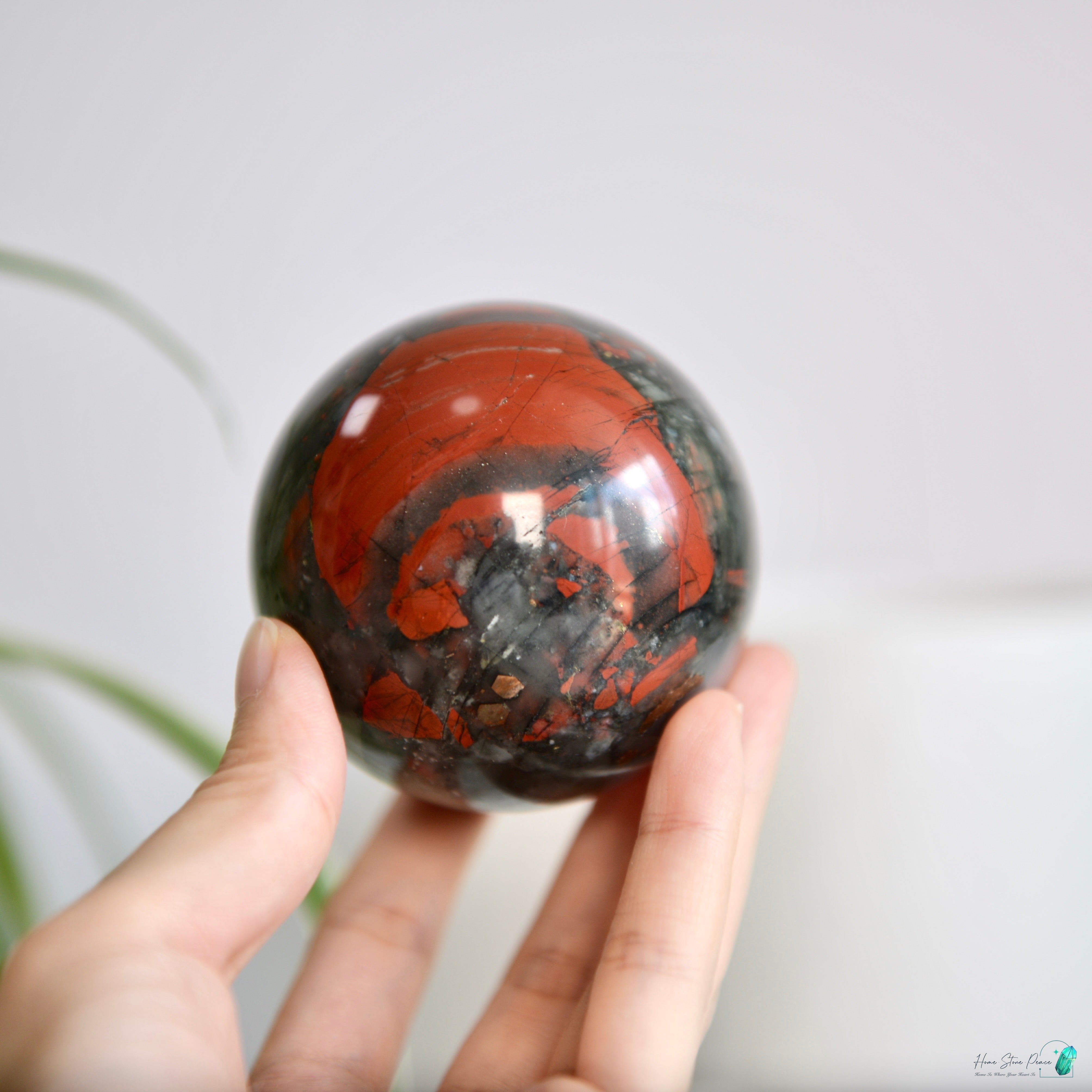 黃鐵礦共生血石球 Bloodstone Sphere with Pyrite Inclusion