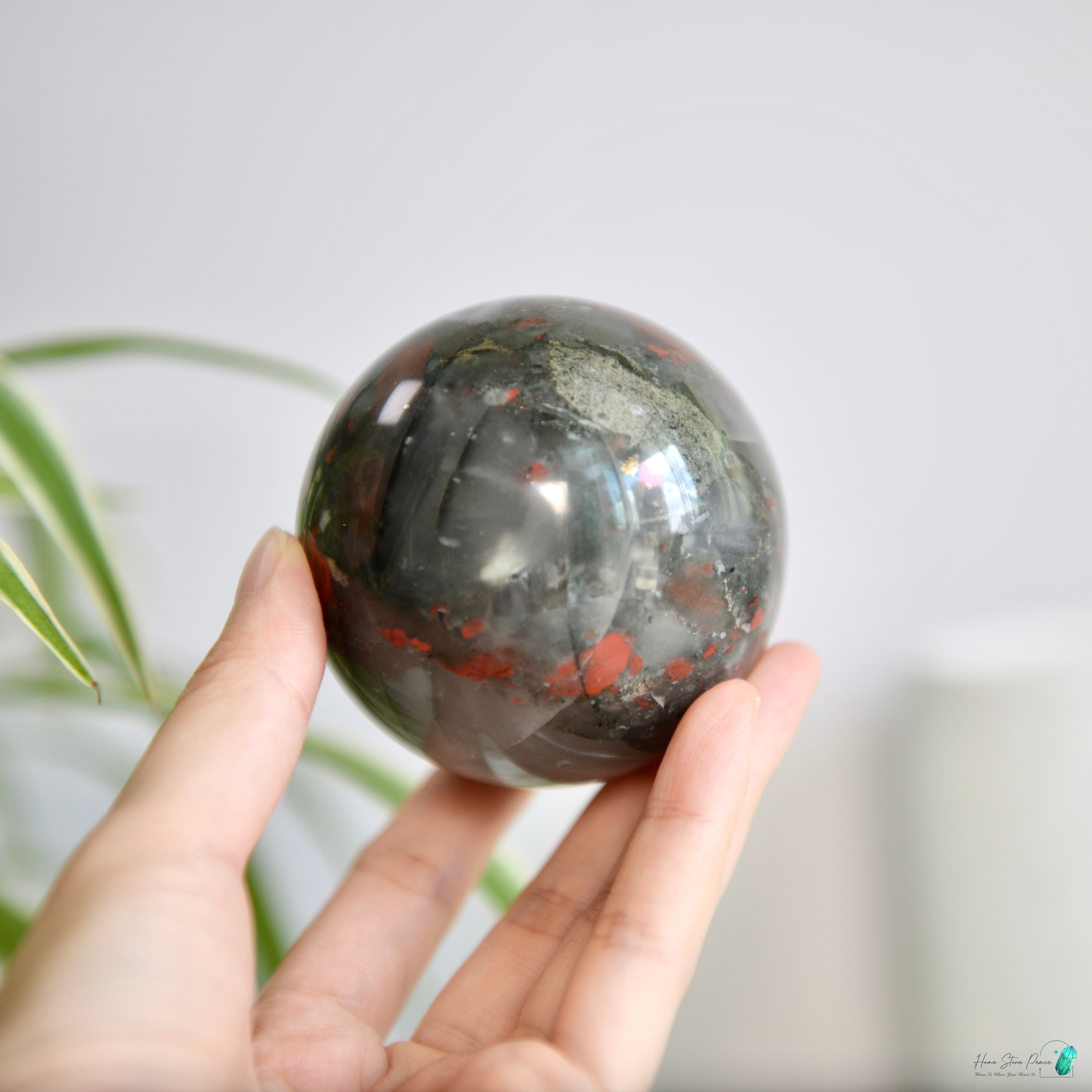 黃鐵礦共生血石球 Bloodstone Sphere with Pyrite Inclusion