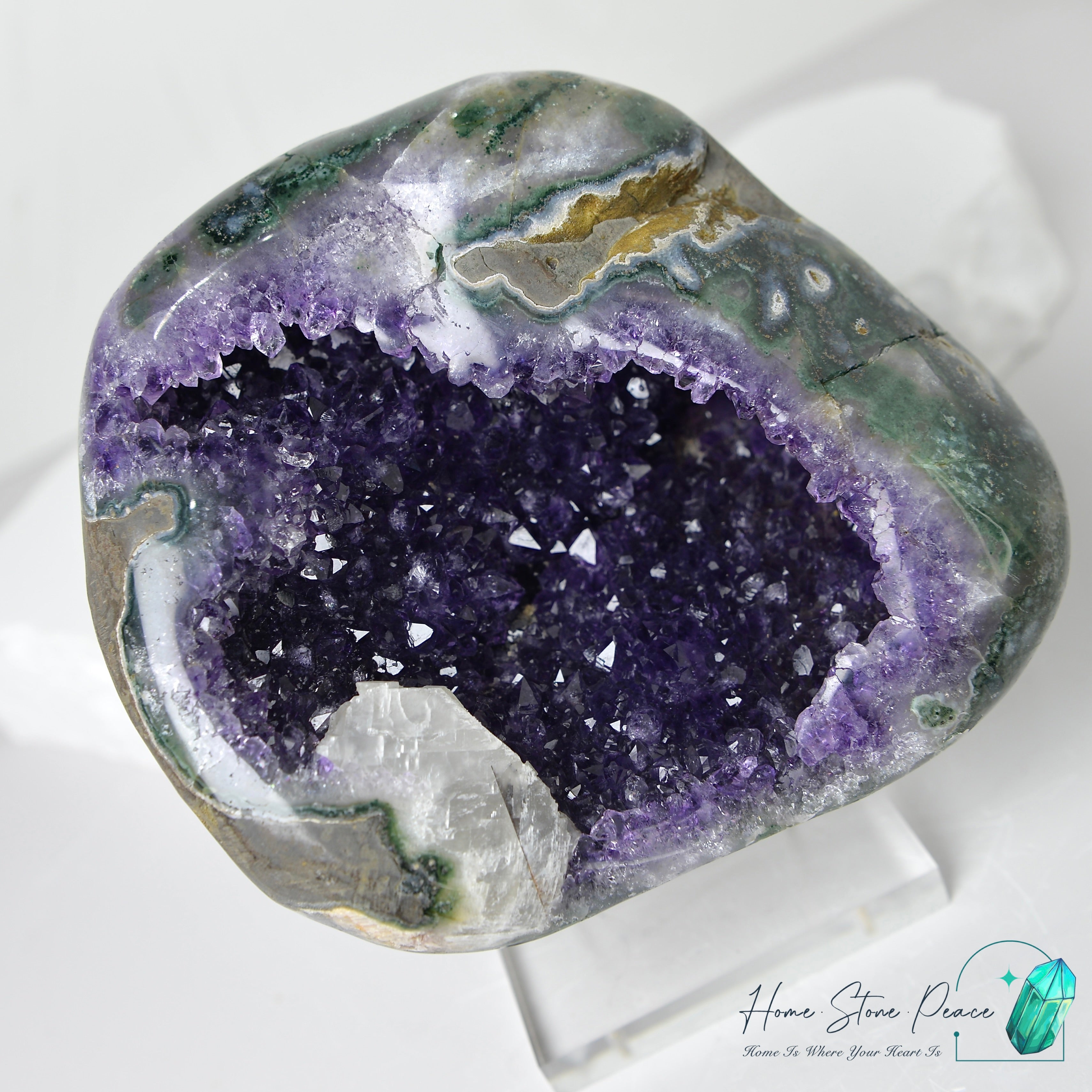 紫水晶方解石共生晶洞 Amethyst and Calcite Geode