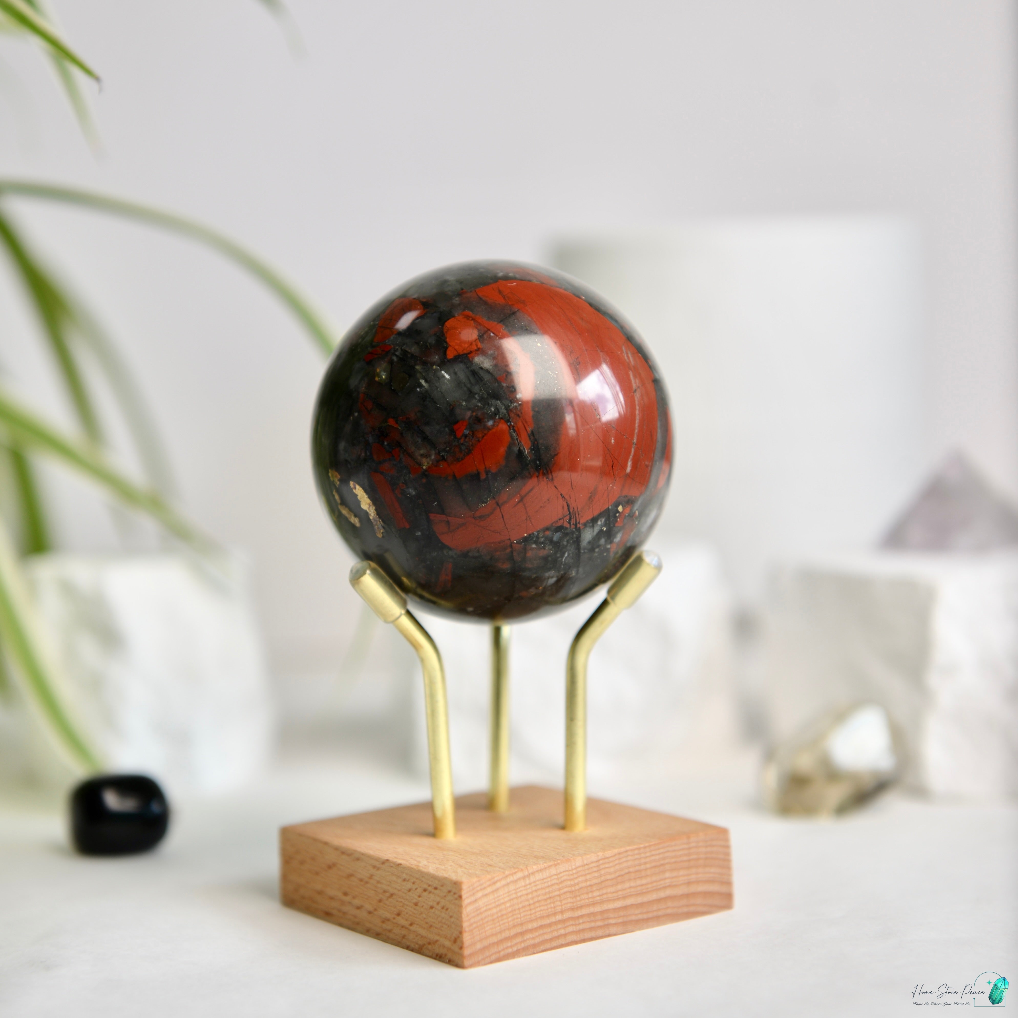 黃鐵礦共生血石球 Bloodstone Sphere with Pyrite Inclusion