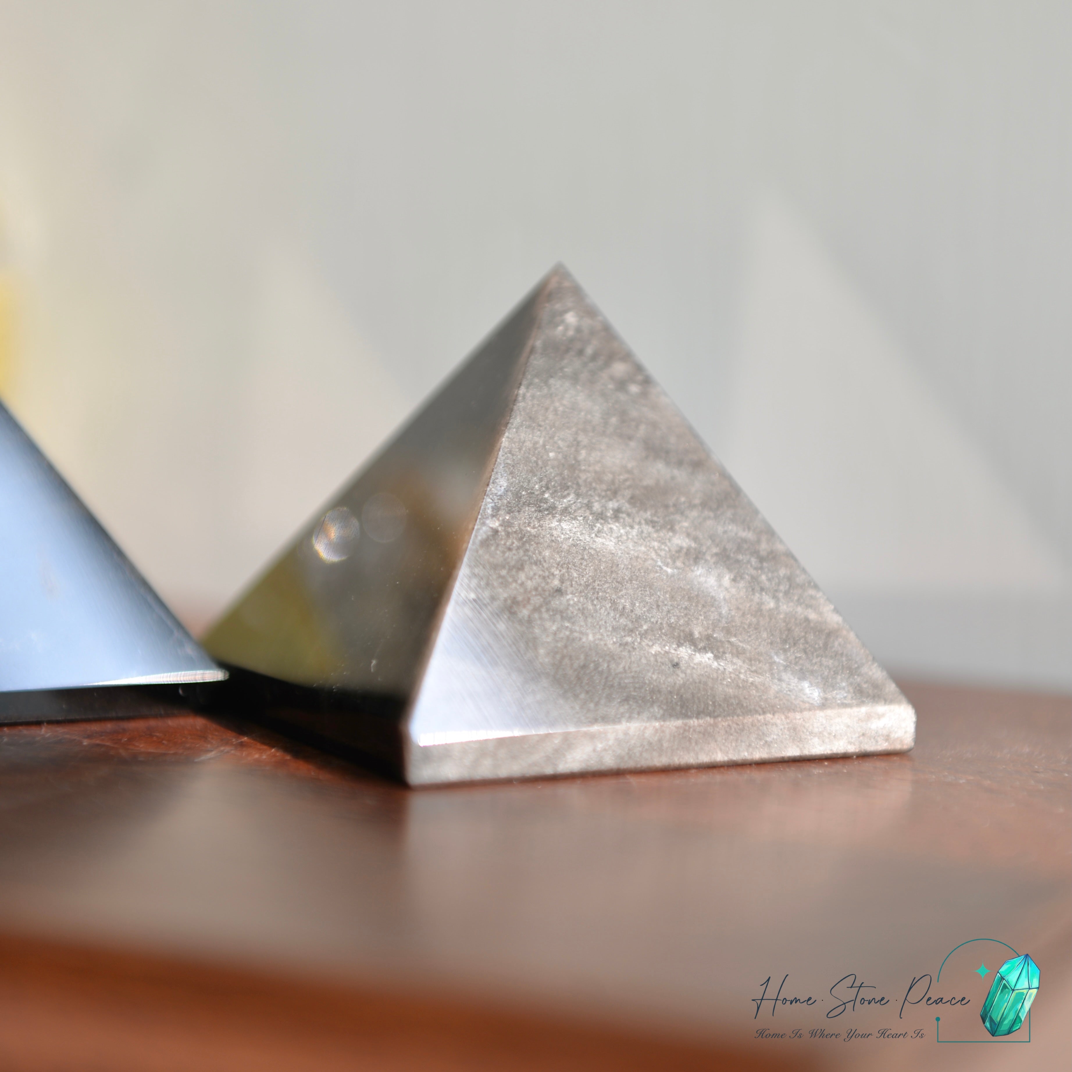 銀曜石金字塔 Silver Sheen Obsidian Pyramid