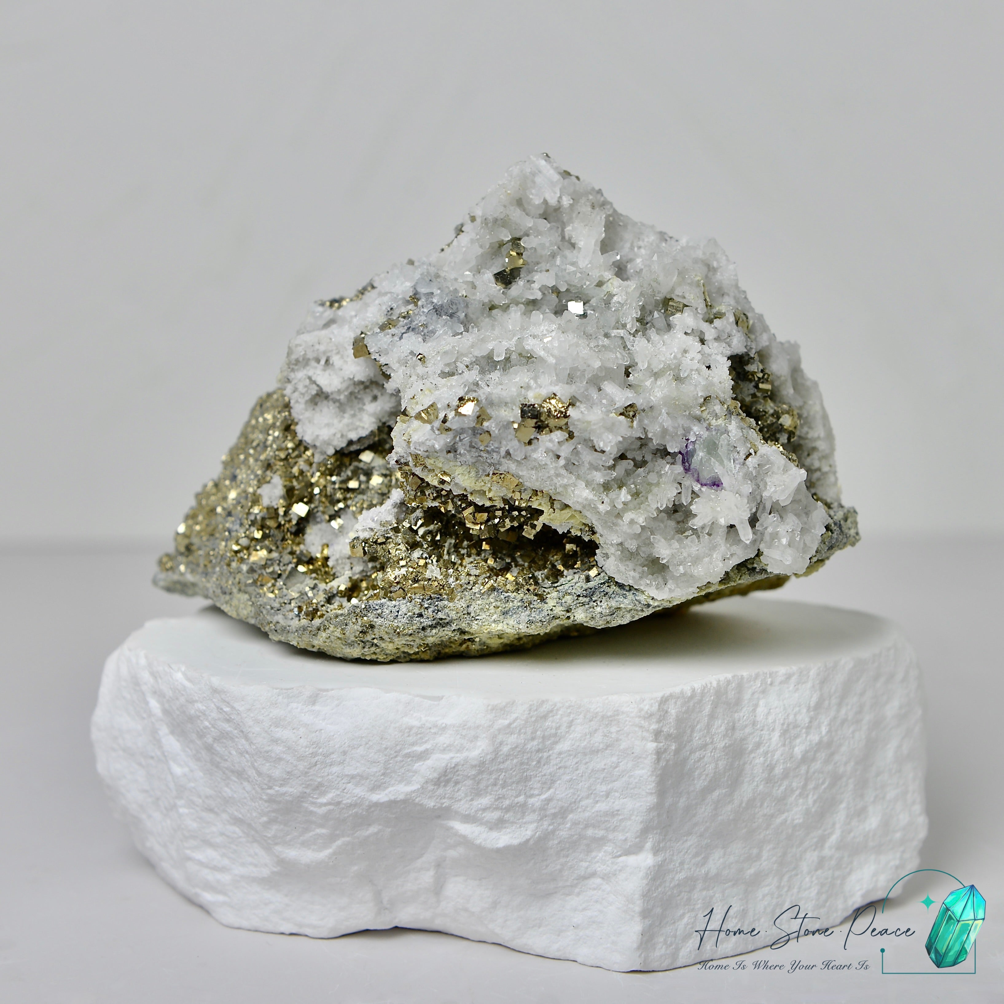 方解石を含む黄鉄鉱クラスター