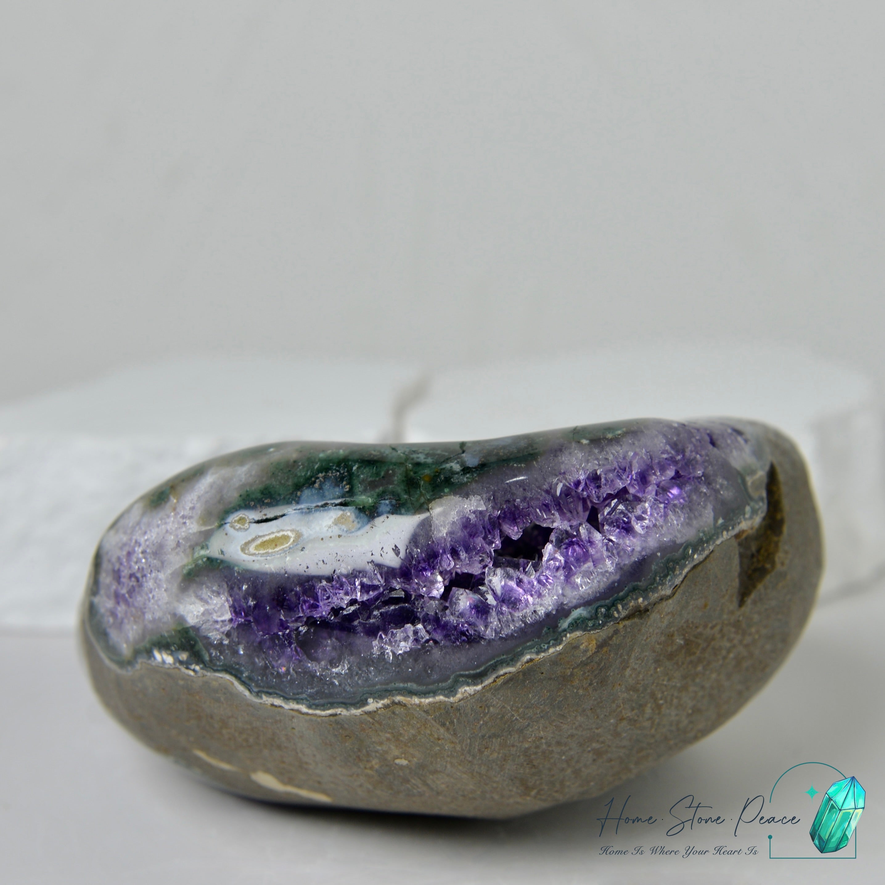 紫水晶方解石共生晶洞 Amethyst and Calcite Geode