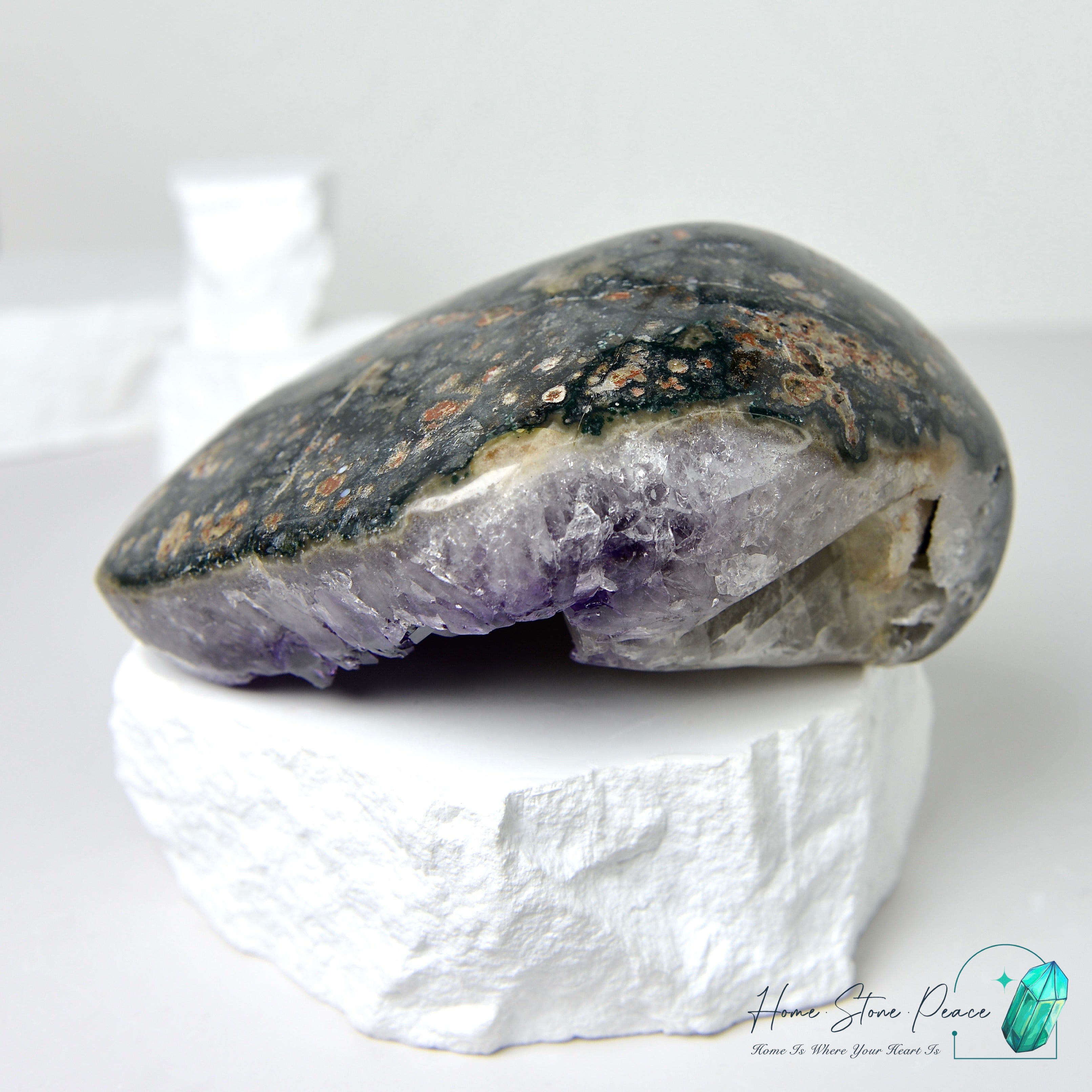 紫水晶方解石共生晶洞 Amethyst and Calcite Geode